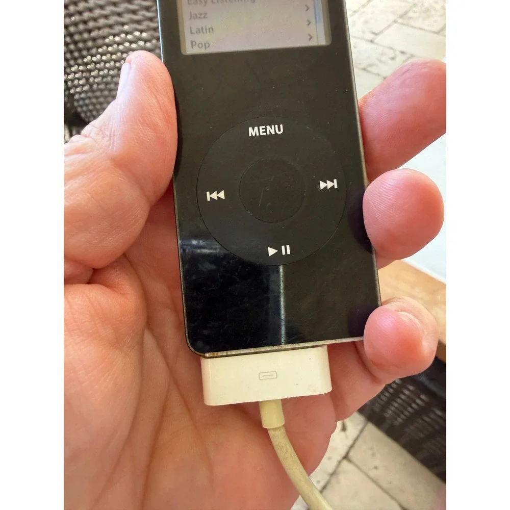Apple iPod Nano 1st Gen 2GB Black A1137 Vintage Digital Music Player MP3 Click